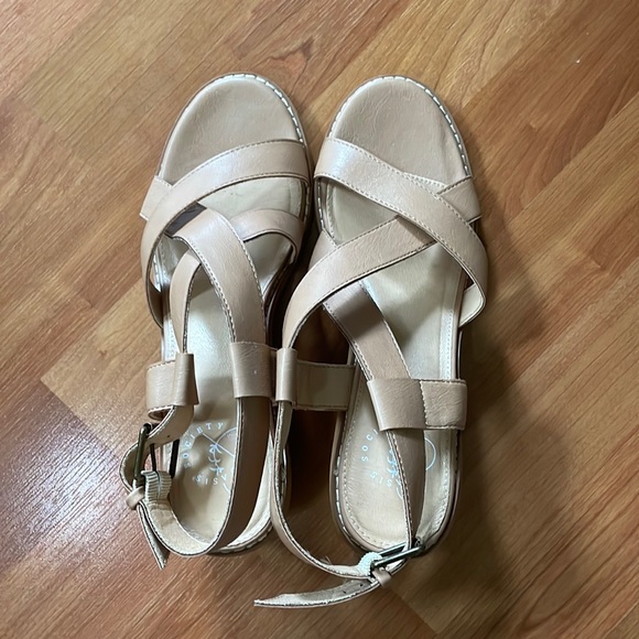 Oasis Society sandals.  Sz8 look new - Picture 4 of 8